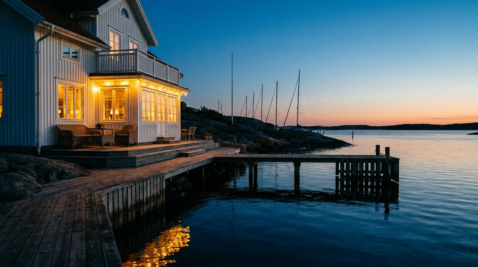 Vit skärgårdsvilla med veranda och egen brygga